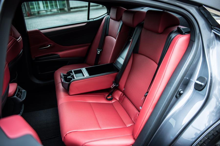 Интерьер Lexus ES300h F-Sport 2018 года  (JP) (фото 14 из 22)